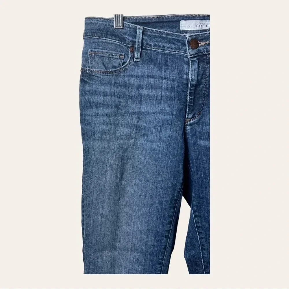 0830. ANN TAYLOR LOFT CURVY SKINNY DENIM JEANS SIZE 26‎ MEDIUM WASH DENIM COLOR